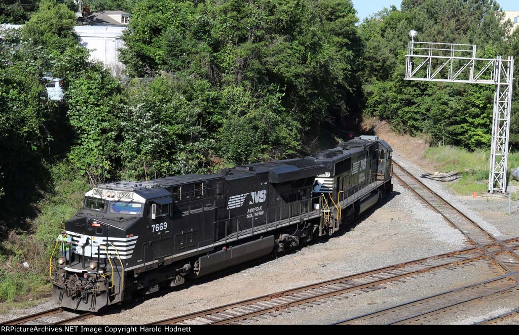 NS 7669 & 2557 are train E2T @ Boylan